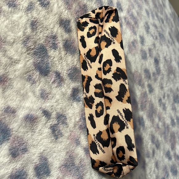 Kendall & Kylie Leopard 🐆 Makeup Bag - Picture 3 of 4